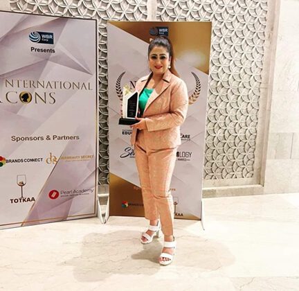Producer and Social Activist Ms  Eram Faridi was been awarded for International Icons Awards 2022