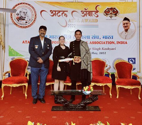 Parliamentarian Officer Dr  Pradeep Kumar Yadav conferred the Atal National Award by the Governor Shri Bhagat Singh Koshyari at Raj Bhavan  Mumbai