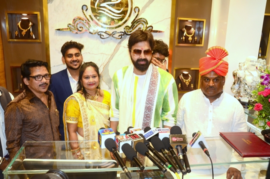 Ronnie Rodrigues and Sujoy Mukherjee Inaugurated Radhika Jewellers at Mira Road