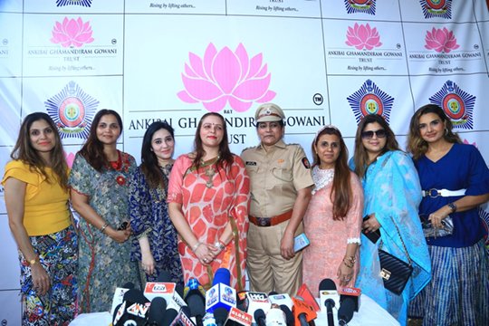 मुंबई के संयुक्त पुलिस आयुक्त, श्री विश्वास नांगरे पाटिल ने कमला ट्रस्ट की सुश्री निदर्शना गोवानी द्वारा आयोजित बाल दिवस चैरिटी कार्यक्रम में भाग लिया।