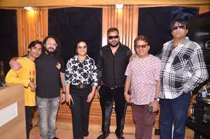 म्यूजिक एल्बम तेरे इश्क़ में का निर्माण अक्षय हरिणवी  ने किया है  सह निर्माता हैं राजु टांक और कार्यकारी निर्माता हैं मुकेश कुमार गुप्ता