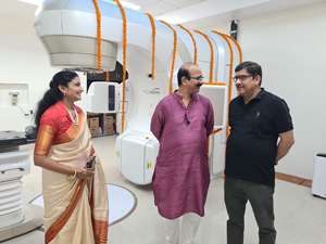 रेडियोथेरेपी के लिए विश्व की अत्याधुनिक मशीन  Vital Beam Version – 3 अब पटना के सवेरा हॉस्पिटल में इस वर्जन की भारत मे यह पहली मशीन कैंसर के मरीजों के इलाज हेतु शुरुआत की जा चुकी है