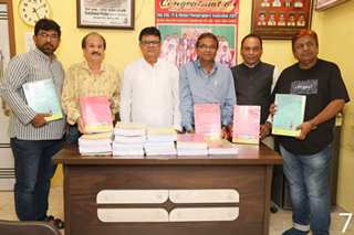आशफाक खोपेकर की उपस्थिति मे सिने स्टील, टिव्ही अँड मोशन फोटोग्राफर्स असोसिएशन का नोटबुक वितरण समारोह।
